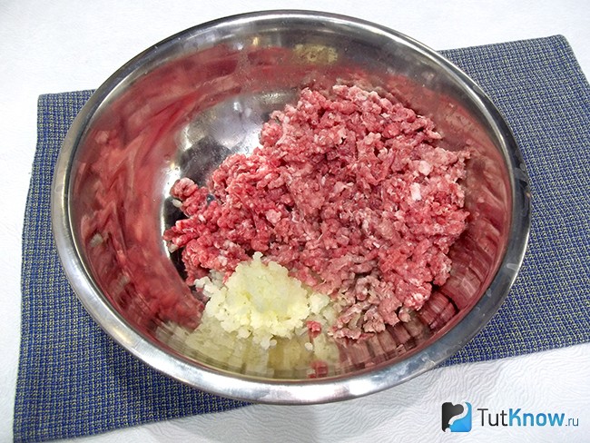Мясо и луковица перекручены на мясорубку