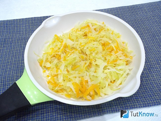 Морковь с капустой жарятся