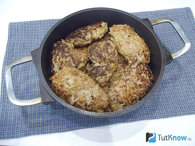 Жареные котлетки сложены в кастрюлю для тушения
