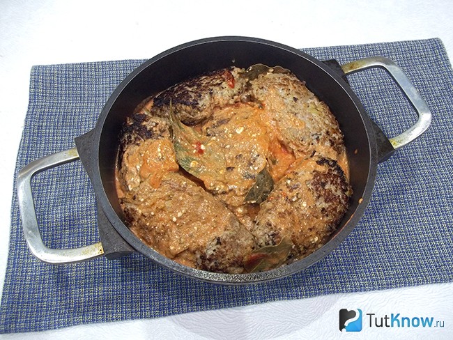Котлеты залиты соусом