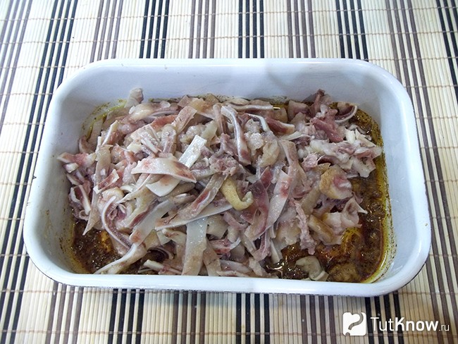 Ушки нарезаны и добавлены в маринад