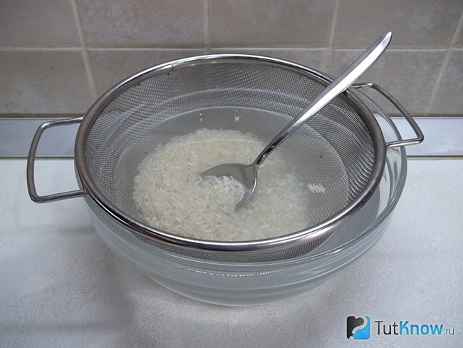 Рис промывается в воде