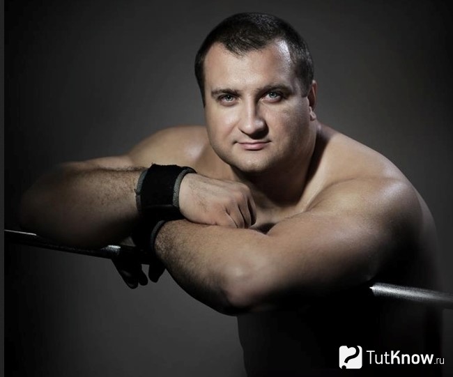 Спортсмен возле тренажера
