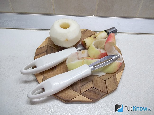 Яблоко очищено от кожуры и сердцевины