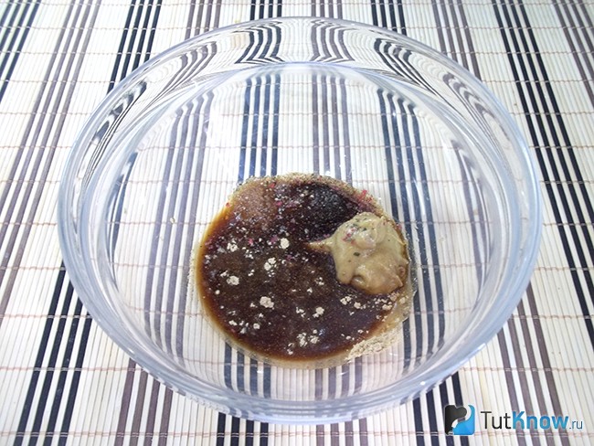 Продукты для маринада соединены