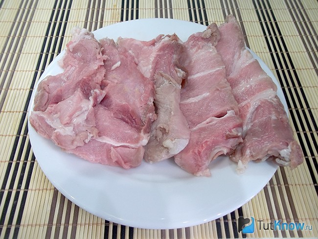 Мясо нарезано кусочками