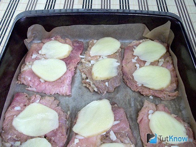На мясо выложены ломтики картофеля