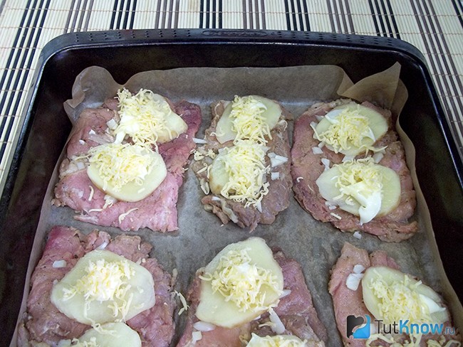 Картофель присыпан сыром