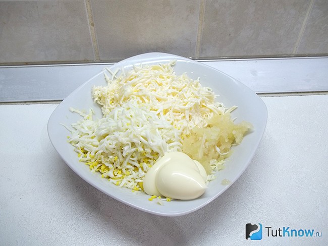 К продуктам налит майонез