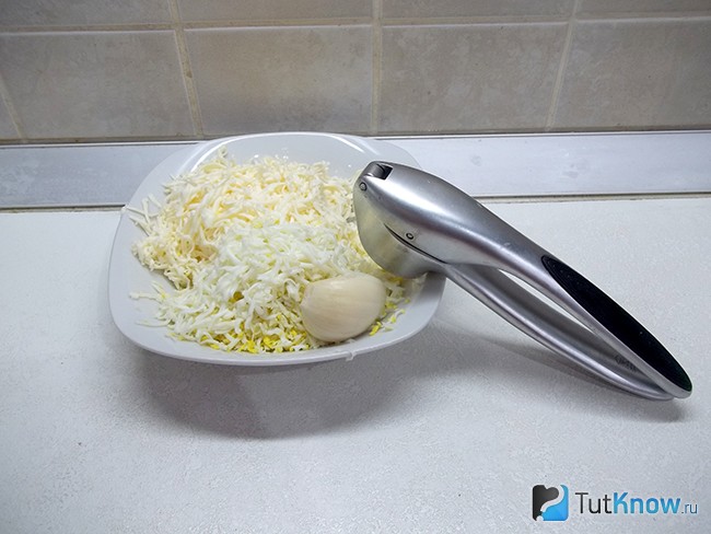 К продуктам выдавлен чеснок