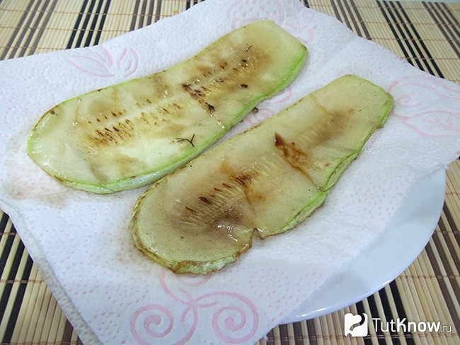 творог с кабачками на сковороде. 1456656188 4 100 2844. творог с кабачками на сковороде фото. творог с кабачками на сковороде-1456656188 4 100 2844. картинка творог с кабачками на сковороде. картинка 1456656188 4 100 2844. Кроме того, что этот овощ вкусный, и как показывает практика в любом виде, так он еще и весьма полезен. В его мякоти находятся белки, углеводы, каротин, аскорбиновая кислота, пектин, витамины группы В, железо и калий. Также радует и то, что кабачки очень низкокалорийные, от чего их относят к разряду диетических продуктов. На 100 г овоща приходится всего 20 ккал.
