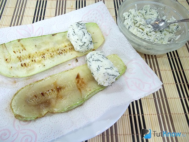творог с кабачками на сковороде. 1456656191 7 100 2851. творог с кабачками на сковороде фото. творог с кабачками на сковороде-1456656191 7 100 2851. картинка творог с кабачками на сковороде. картинка 1456656191 7 100 2851. Кроме того, что этот овощ вкусный, и как показывает практика в любом виде, так он еще и весьма полезен. В его мякоти находятся белки, углеводы, каротин, аскорбиновая кислота, пектин, витамины группы В, железо и калий. Также радует и то, что кабачки очень низкокалорийные, от чего их относят к разряду диетических продуктов. На 100 г овоща приходится всего 20 ккал.