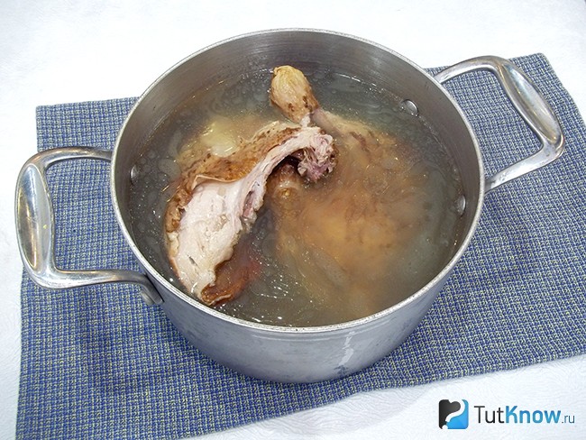 Копченое мясо варится