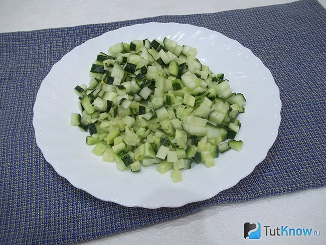 Огурцы нарезаны кубиками
