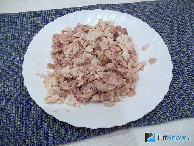 Отварное копченое мясо нарезано