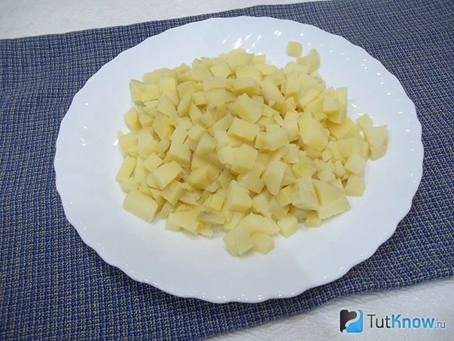 Картофель отварен и нарезан кубиками