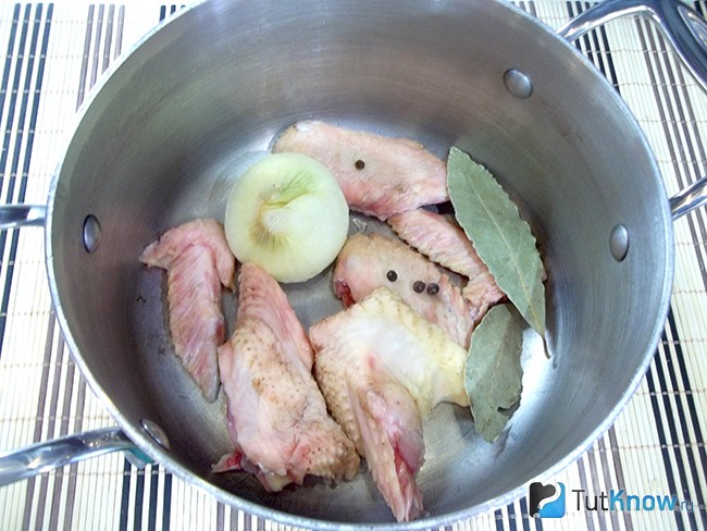 Мясо с луковицей и специями опущено в варочную кастрюлю