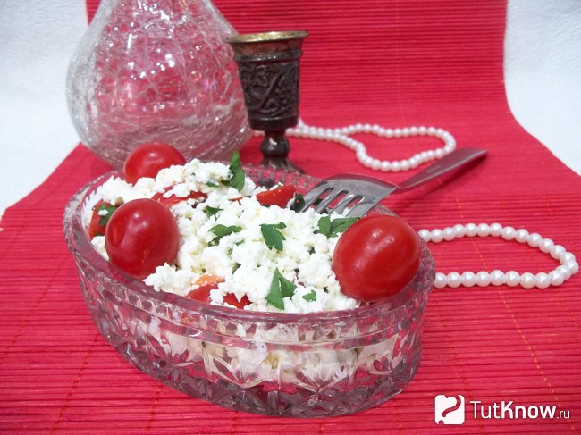 Готовый творожный салат с помидорами и зеленью