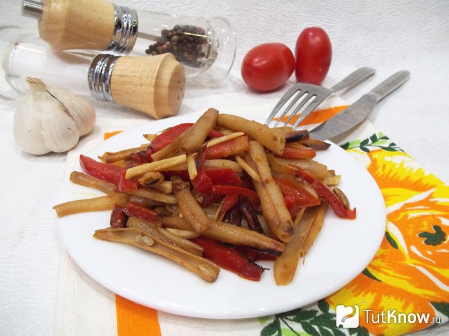 Готовый овощной гарнир из стручковой фасоли и перцев