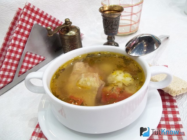 Готовый суп на курином бульоне с овощами