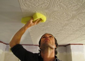 Виниловые обои на потолок: технология поклейки и покраски