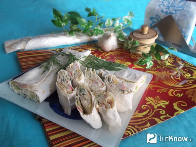 Готовый рулет из лаваша с крабовыми палочками