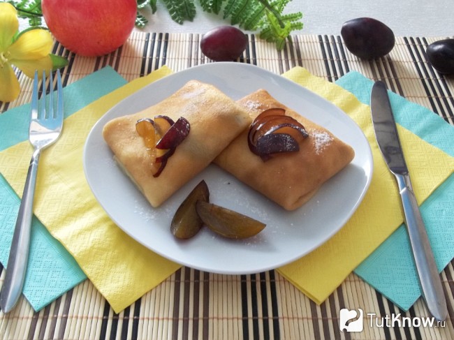 Готовые налистники, фаршированные творогом и сливами