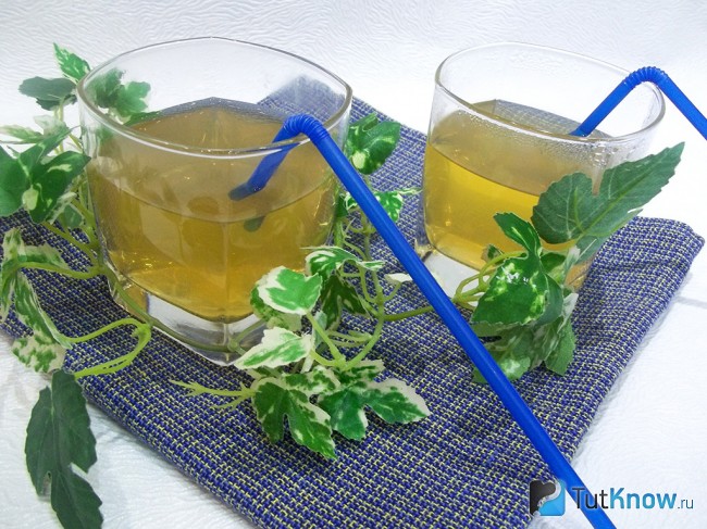 Готовый компот из сухофруктов, шиповника и цитрусовых