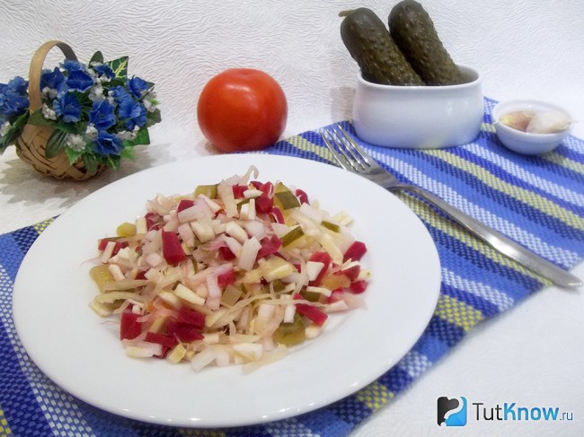 Готовый овощной салат с сельдереем, репой и квашеной капустой