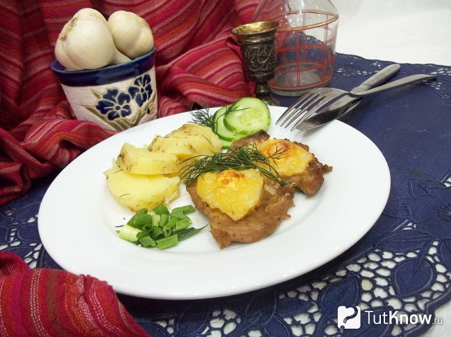 Готовое мясо по-французски с картофелем