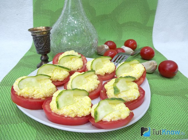 Готовая чесночная закуска из помидоров и сыра