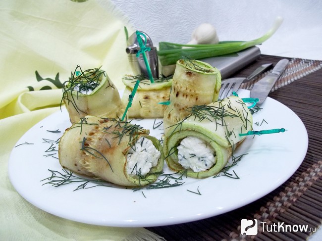 творог с кабачками на сковороде. 1456656216 1 100 3030. творог с кабачками на сковороде фото. творог с кабачками на сковороде-1456656216 1 100 3030. картинка творог с кабачками на сковороде. картинка 1456656216 1 100 3030. Кроме того, что этот овощ вкусный, и как показывает практика в любом виде, так он еще и весьма полезен. В его мякоти находятся белки, углеводы, каротин, аскорбиновая кислота, пектин, витамины группы В, железо и калий. Также радует и то, что кабачки очень низкокалорийные, от чего их относят к разряду диетических продуктов. На 100 г овоща приходится всего 20 ккал.