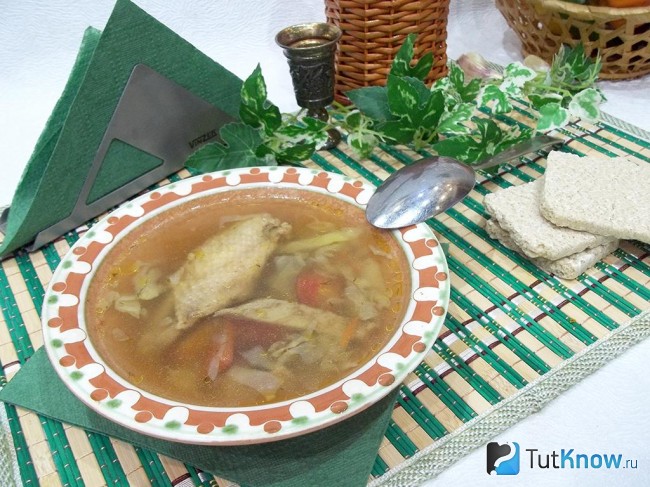Готовый суп с грибами и курицей
