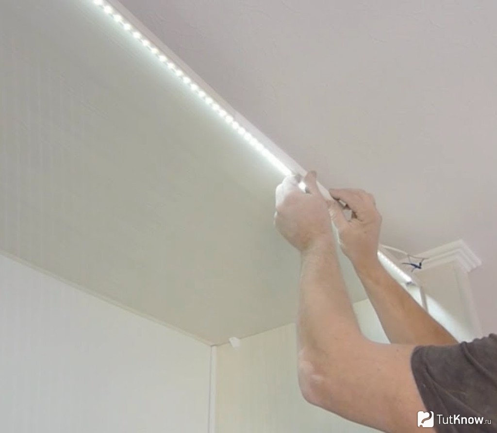 Как крепится подсветка. Монтаж светодиодной ленты на потолке. Светодиодная подсветка потолка монтаж. Лента для натяжного потолка. Натяжной потолок со светодиодной лентой.