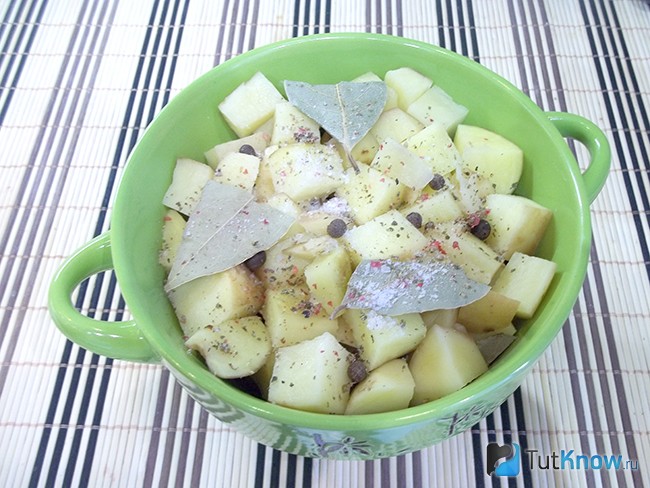 Картофель выложен в горшочек сверху курицы