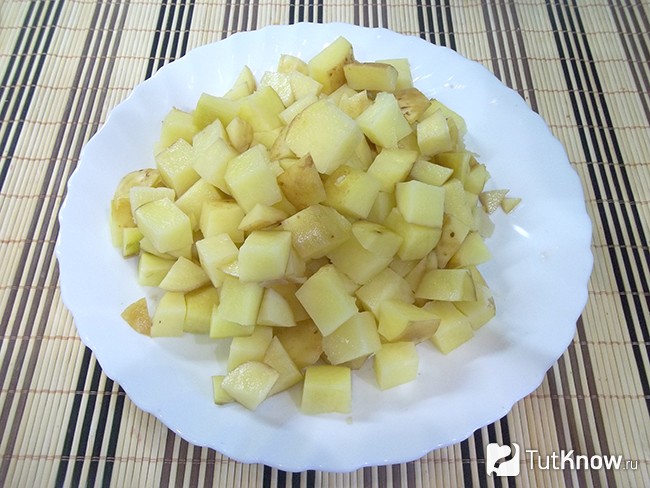 Картофель очищен и нарезан кубиками
