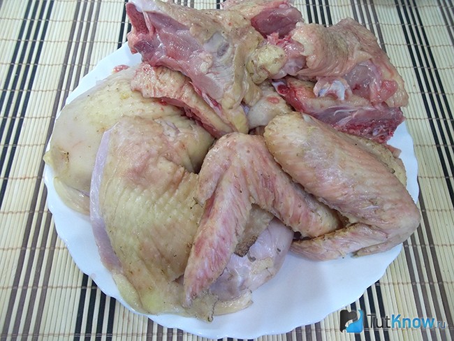 Курица нарезана кусочками