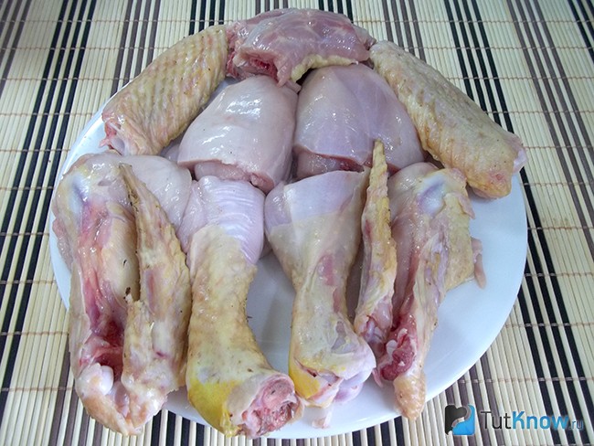 Курица нарезана на части