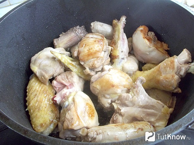 Курица жарится в сковороде