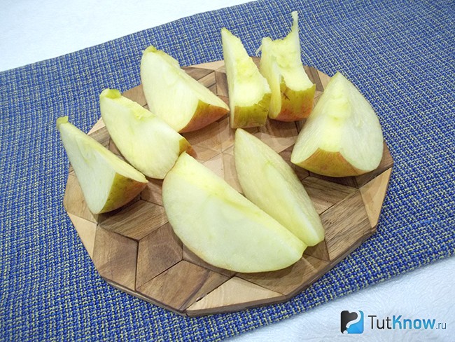 Яблоки нарезаны дольками