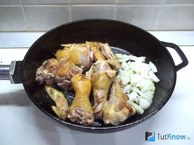 Курица с луком жарится в сковороде
