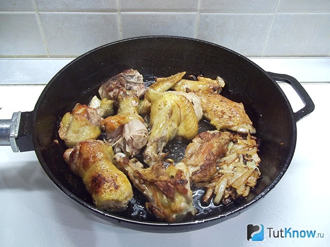 Курица с луком жарится в сковороде