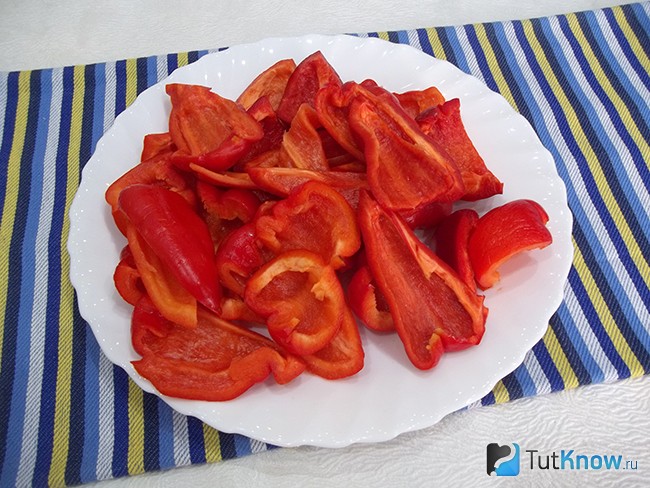 Перцы нарезаны на 4-6 частей