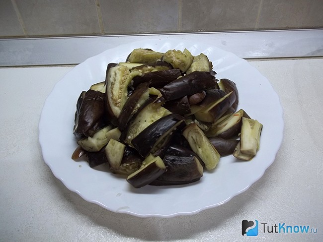 Отваренные баклажаны нарезаны