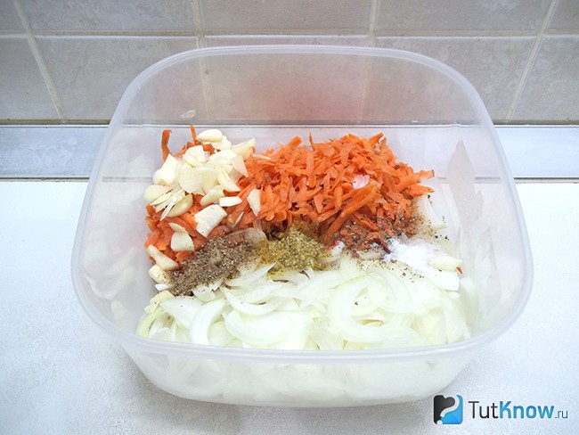 Овощи и маринад сложены в емкость для маринования