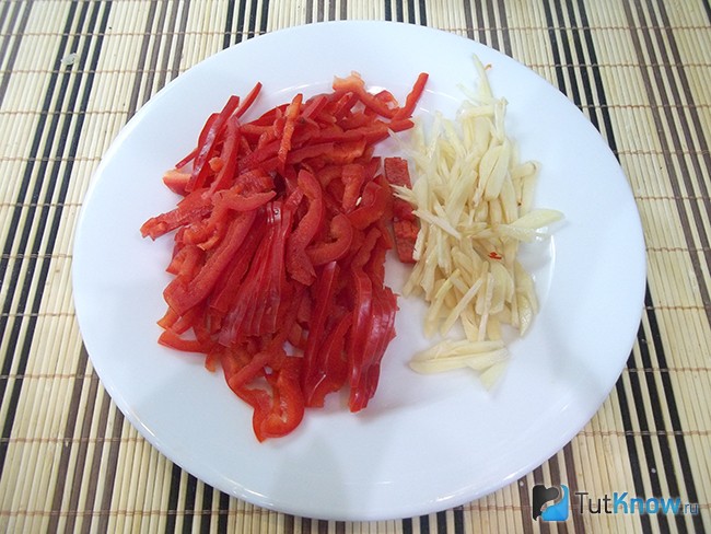 Перец и чеснок мелко нарезаны соломкой