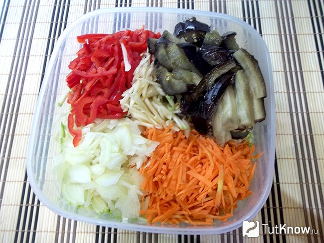 Все овощи сложены в емкости для маринования