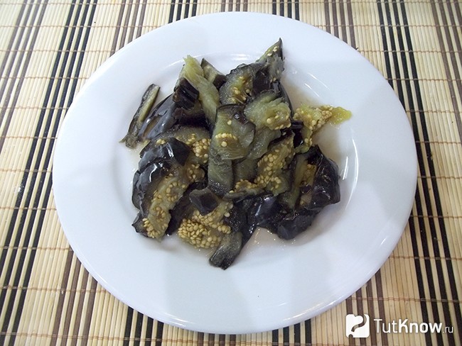 Баклажаны нарезаны кусочками