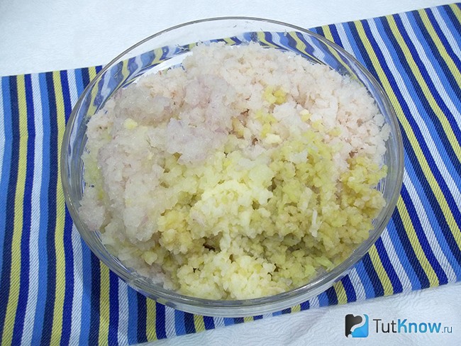 Филе, лук и чеснок перекручены