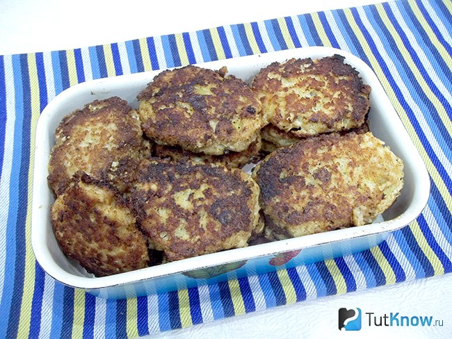 Котлеты сложены в миску